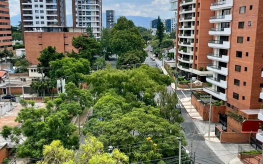 Apartamento amueblado en renta en edificio Tiffany 5ta Avenida z.14